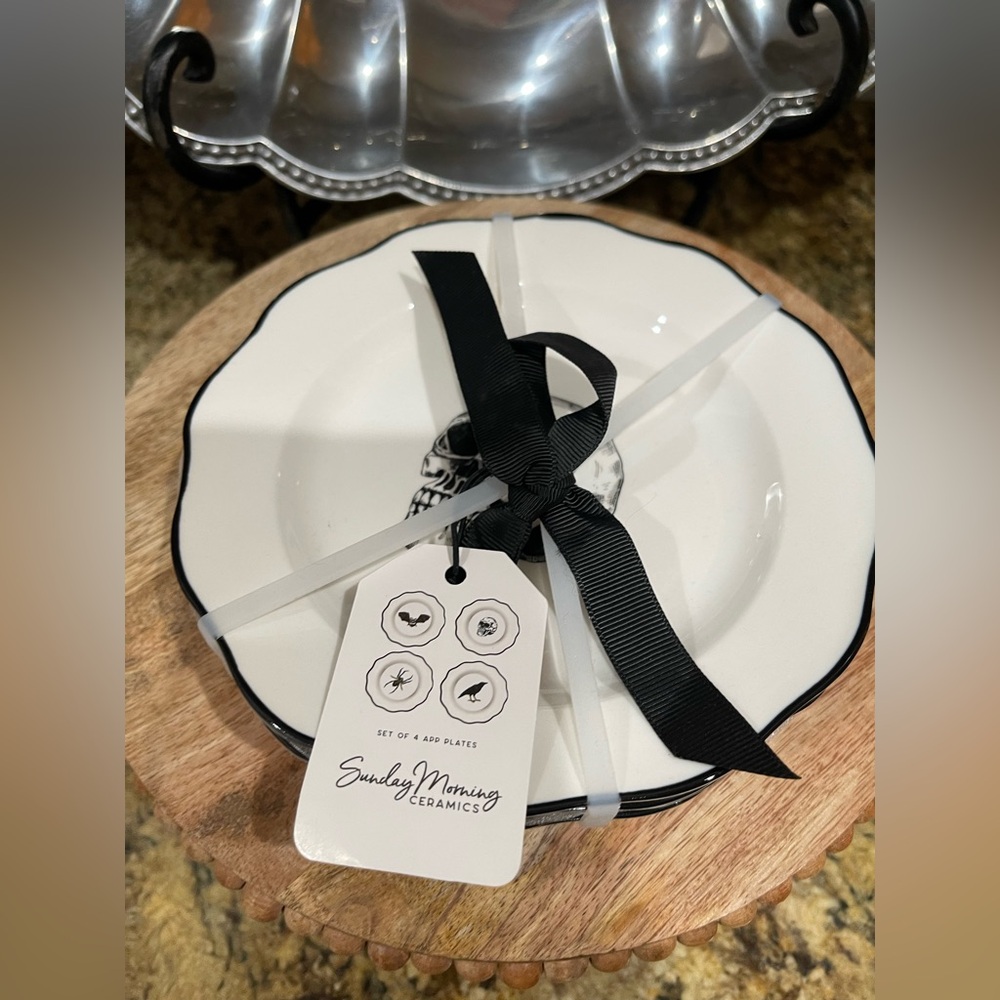 Sunday Morning Ceramics set of 4 Halloween appetizer 6” scalloped plates NEW